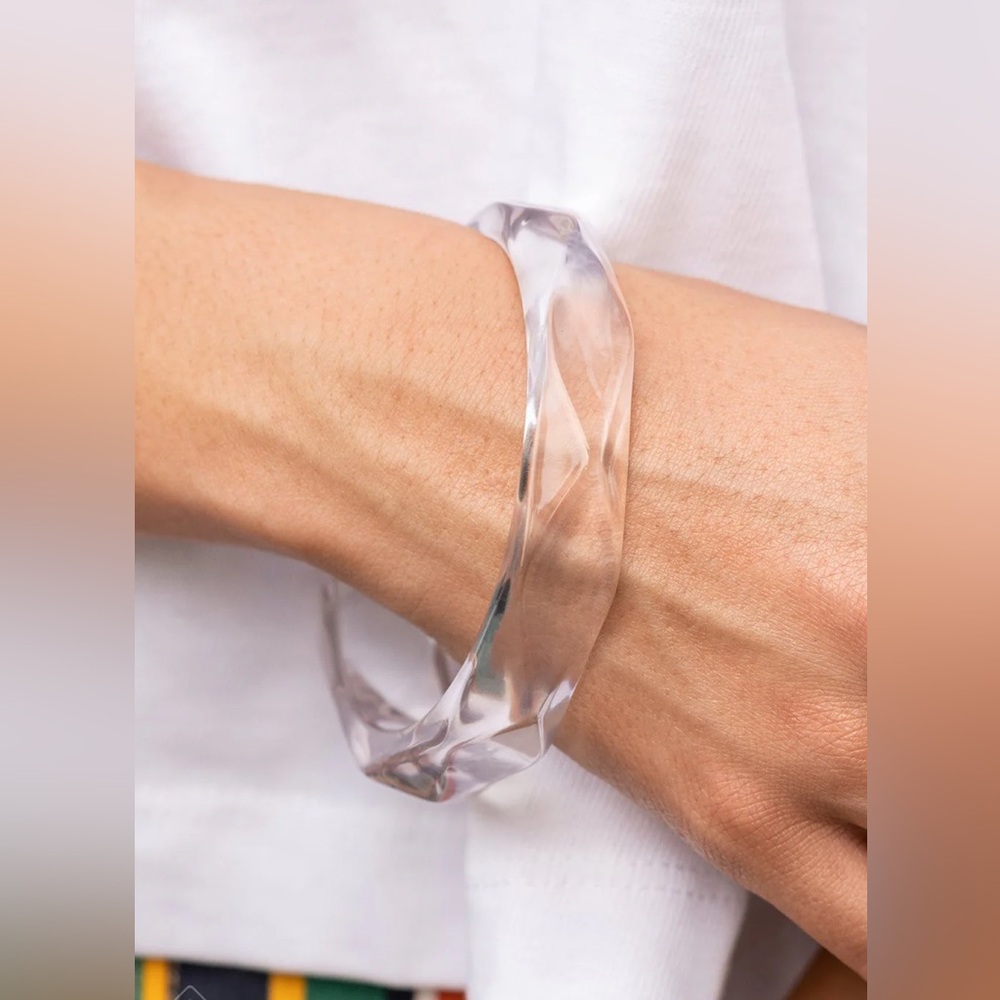 ❤️‍🔥5/$25❤️‍🔥 Clear-Cut Couture White Bracelet